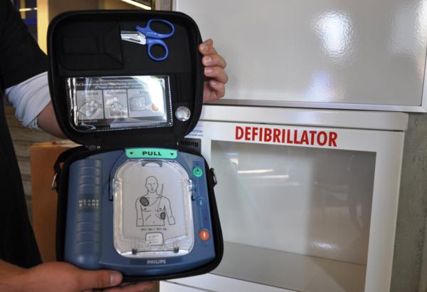Minden: Defibrillator im Rathaus und bei SBM