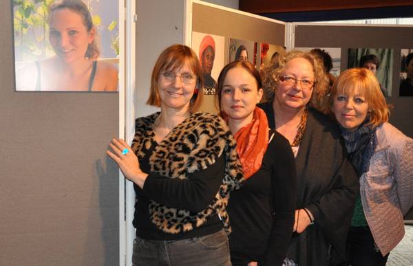 99 Frauen und Du: Wanderausstellung in der Bürgerhalle eröffnet