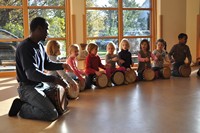 Kinder haben viel Spaß beim Singen, Tanzen und Trommeln