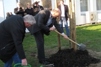 Zum Abschied einen Apfelbaum gepflanzt