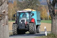 Vorsicht bei breiten Landmaschinen und verschmutzten Straßen