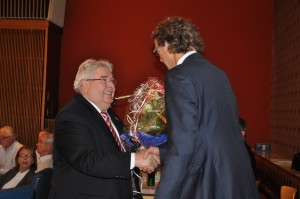 Der stellvertretende Bürgermeister Egon Stellbrink (links) gratuliert dem neuen Bürgermeister Michael Jäcke