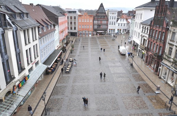 Die ebenerdige Fontänenanlage soll mittig auf dem Platz nahe des Historischen Rathauses entstehen