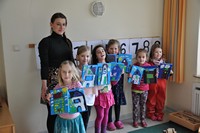 Mädchen und Jungen malen Bilder für Gemeinschaftsunterkunft