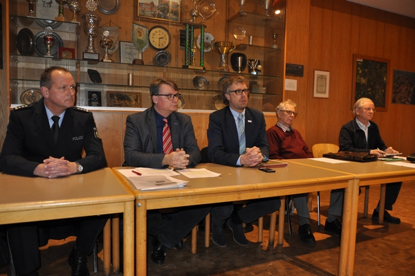 Informierten am Montagabend (16. Januar) die Anwohner*innen und standen für Fragen zur Verfügung (von links): Friedrich Rodenberg (Kreispolizeibehörde Minden-Lübbecke), Erster Beigeordneter Peter Kienzle, Bürgermeister Michael Jäcke, Ortsvorsteher Heinrich Meyer und Stadtverordneter Hans-Jürgen Wolff; nicht auf dem Foto: Jörn Schunk, Gebäudewirtschaft