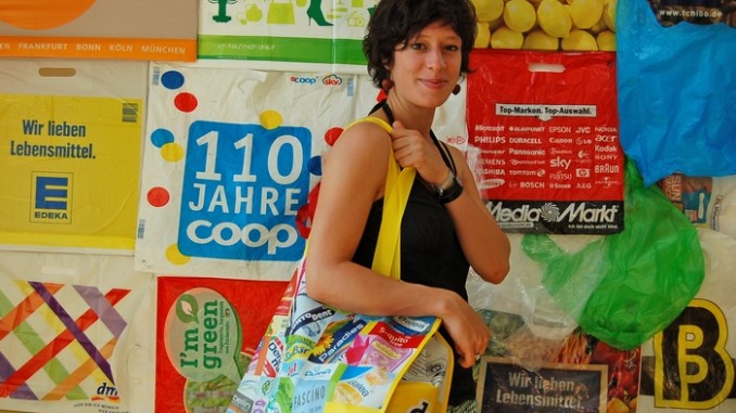 Mit Mehrwegtaschen spart man viele Einwegtaschen