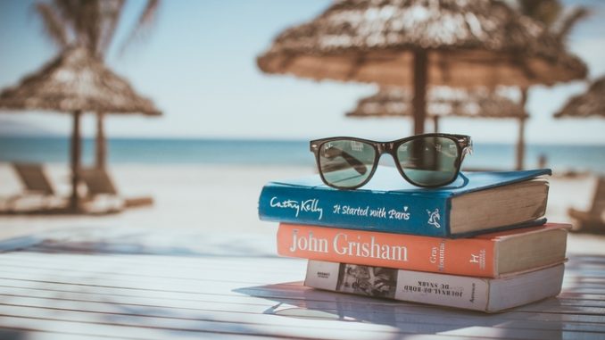 Deutsche verbringen ihren Urlaub am liebsten mit gedruckten Schmökern