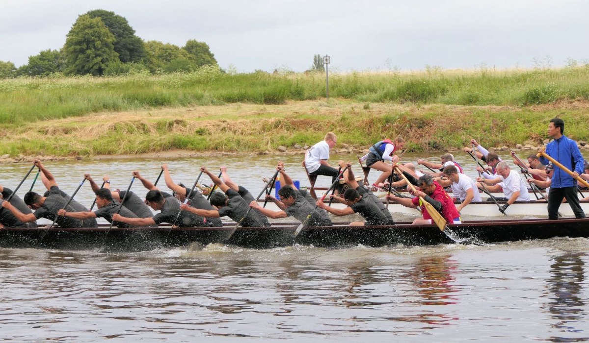 Drachenboot_der_Chinesen_vorn