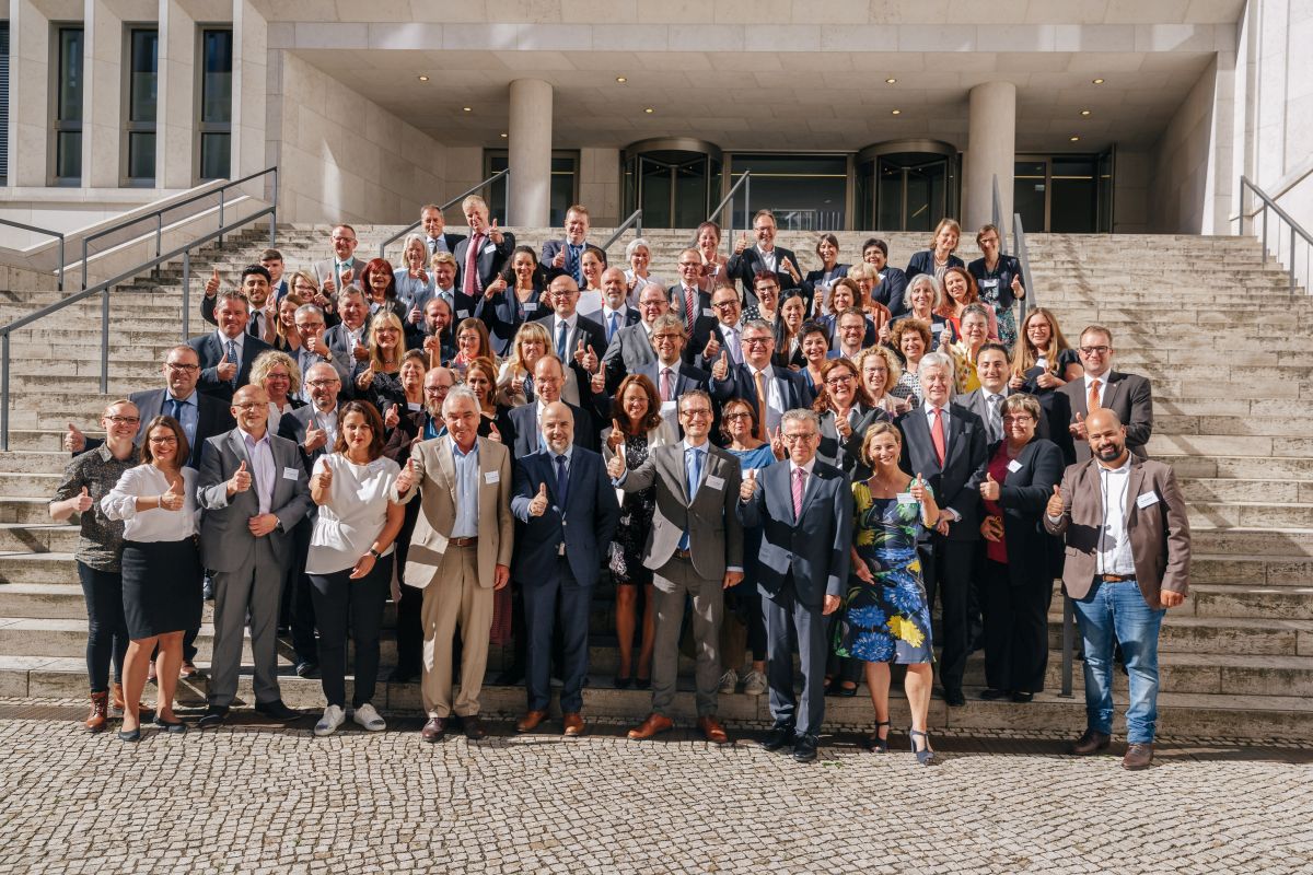 Gruppenbild aller Preisträger in Berlin