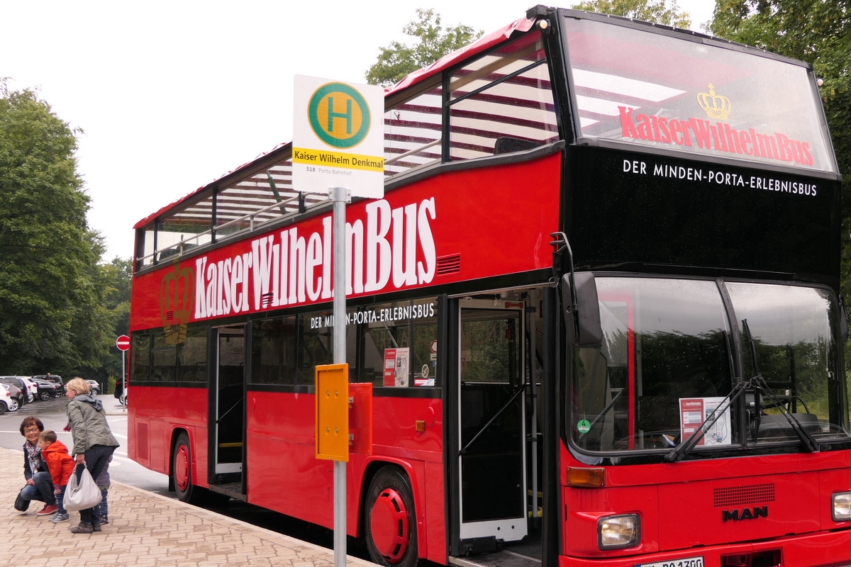 Kaiser-Wilhelm-Bus_an_der_Haltestelle