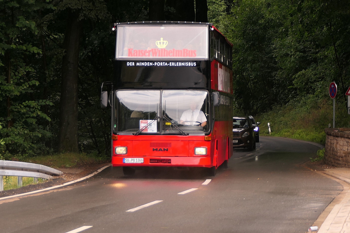 Kaiser-Wilhelm-Bus_auf_der_Denkmalstrasse