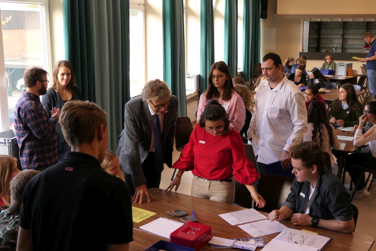 SchülerInnen zeigen Bürgermeister Jäcke ihre Aufgabe