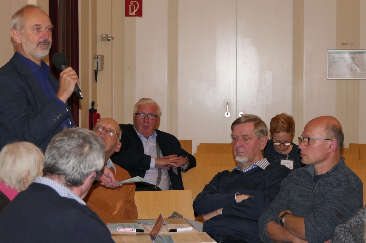 80 Bürger*innen diskutieren an Thementischen zu Denkmalschutz, Naturschutz und Nutzung des Glacis