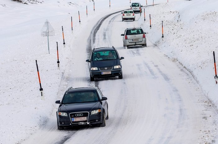 Mit dem Auto unterwegs bei Eis und Schnee