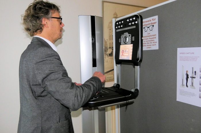 Bürgermeister Michael Jäcke testet als einer der ersten Nutzer das neue Gerät im Bürgerbüro