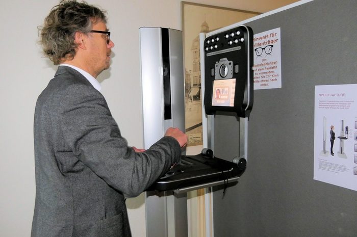 Bürgermeister_testet_Speed-Capture_Station1 Bürgermeister Michael Jäcke testet als einer der ersten Nutzer das neue Gerät im Bürgerbüro