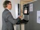 Bürgermeister Michael Jäcke testet als einer der ersten Nutzer das neue Gerät im Bürgerbüro
