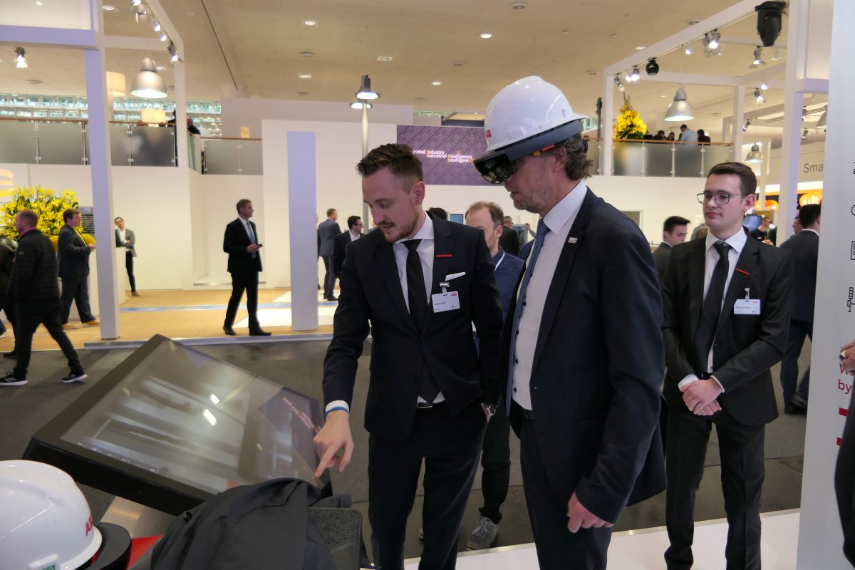 Bürgermeister_Jäcke_testet_eine_virtuelle_Brille