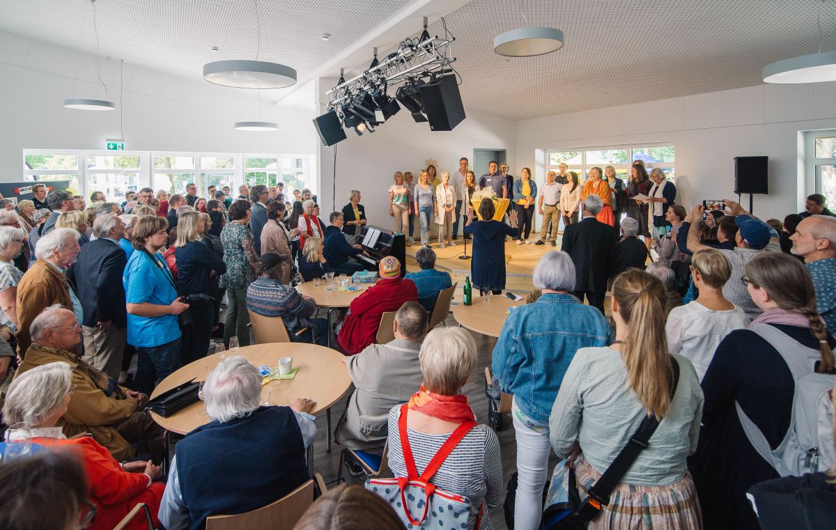 Der_Nachbarschaftschor_singt_zur_Eröffnung_Foto_Paul_Olfermann