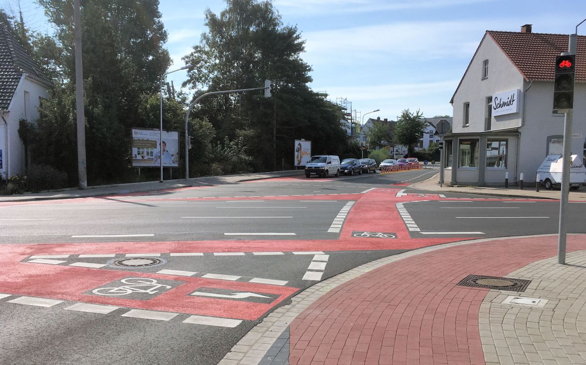 Fahrradampel und Markierungen auf einer Kreuzung