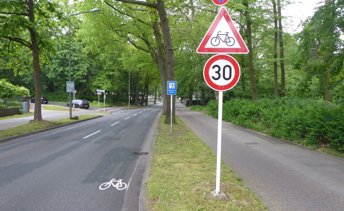 Markierung für Radfahrer auf der Fahrbahn