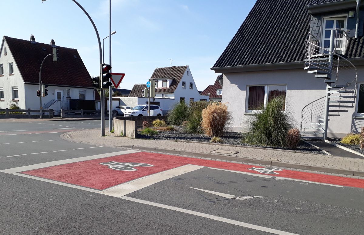 Signalisierter Konotenpunkt mit vorgezogener Aufstellfläche für Radfahrer