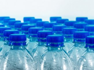 Französisches Wasser in Einweg-Plastik