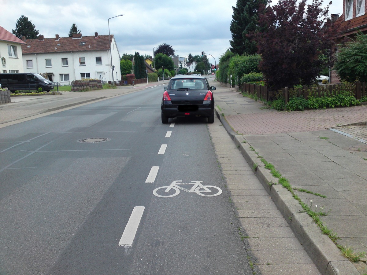 Ein Pkw parkt auf dem Schutzstreifen für RadfahrerInnen