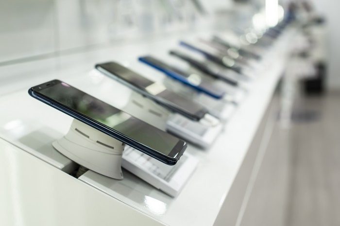 Smartphones on shelf in the store. Concept for communications an Kundenärger im Telefonshop