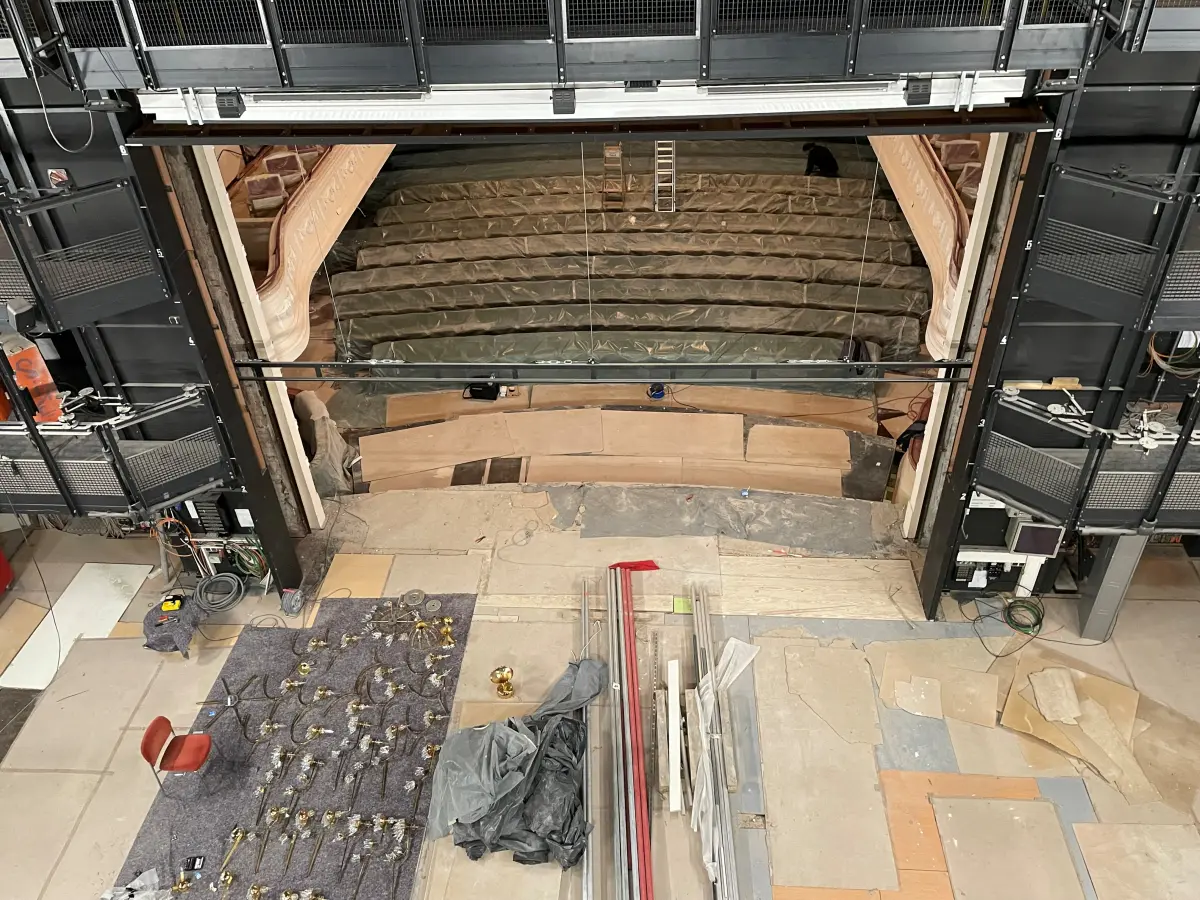 Blick auf die Bühne und den Saal