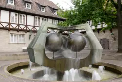 Informationstafel am Ballhofplatz enthüllt