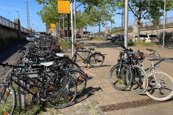 Wildes Parken vor dem Bahnhof Minden