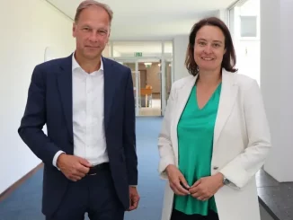 Regierungspräsidentin Anna Katharina Bölling und Ulf C. Reichardt, Vorsitzender der Geschäftsführung von NRW.Energy4Climate