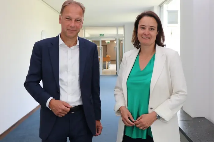 Regierungspräsidentin Anna Katharina Bölling und Ulf C. Reichardt, Vorsitzender der Geschäftsführung von NRW.Energy4Climate