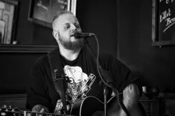Patrick Lück solo bei “Martini um 12”